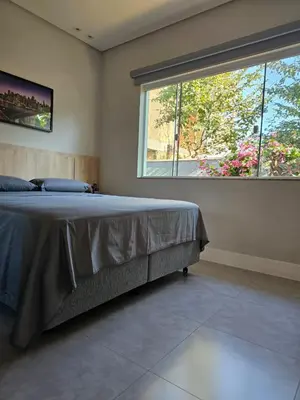 Uma cama ou camas num quarto em GREY HOUSE, o seu refúgio em Canto Grande