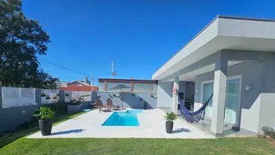 A piscina em ou perto de GREY HOUSE, o seu refúgio em Canto Grande