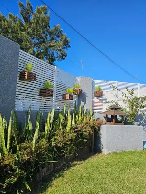 Um jardim no exterior de GREY HOUSE, o seu refúgio em Canto Grande