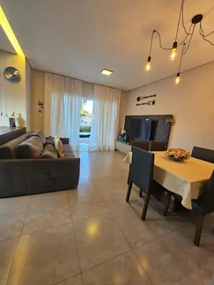 Uma televisão e/ou sistema de entretenimento em GREY HOUSE, o seu refúgio em Canto Grande