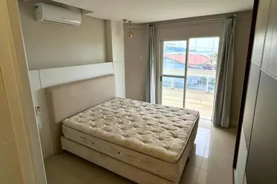 Uma cama ou camas num quarto em Lindo apartamento sobre a avenida principal com vista mar