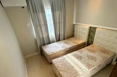 Uma cama ou camas num quarto em Lindo apartamento sobre a avenida principal com vista mar