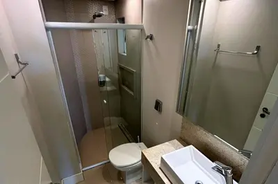 Uma casa de banho em Lindo apartamento sobre a avenida principal com vista mar