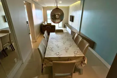 Uma área de estar em Lindo apartamento sobre a avenida principal com vista mar