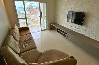 Uma televisão e/ou sistema de entretenimento em Lindo apartamento sobre a avenida principal com vista mar