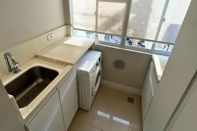 A cozinha ou kitchenette de Lindo apartamento sobre a avenida principal com vista mar
