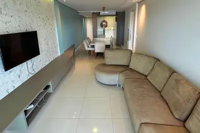 Uma televisão e/ou sistema de entretenimento em Lindo apartamento sobre a avenida principal com vista mar