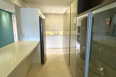 A cozinha ou kitchenette de Lindo apartamento sobre a avenida principal com vista mar