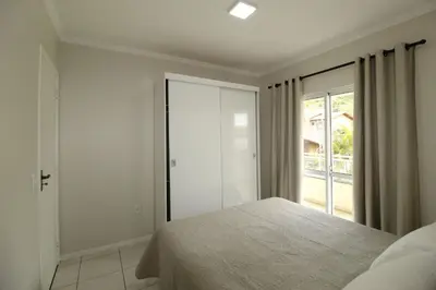 Uma cama ou camas num quarto em 1012 Apto no centro Praia de Bombinhas