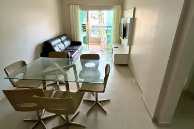 Uma televisão e/ou sistema de entretenimento em Apartamento 3 dormitórios na praia de Bombas
