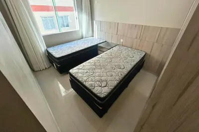 Uma cama ou camas num quarto em Apartamento 3 dormitórios na praia de Bombas