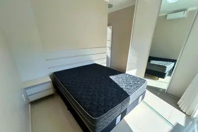 Uma cama ou camas num quarto em Apartamento 3 dormitórios na praia de Bombas