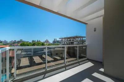 Uma varanda ou terraço em Lindo Duplex na Praia de Canto Grande com ótima localização