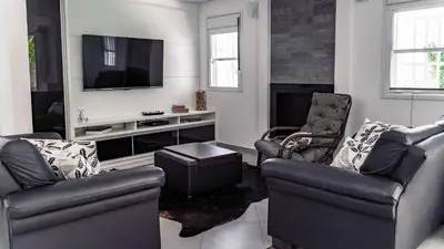 Uma televisão e/ou sistema de entretenimento em #002 Linda casa 100 m praia Palmas equipadíssima