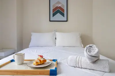 Uma cama ou camas num quarto em DCA51 - Pé na areia, Churrasqueira, 2 Garagens