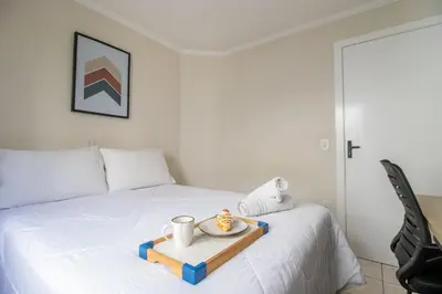 Uma cama ou camas num quarto em DCA51 - Pé na areia, Churrasqueira, 2 Garagens