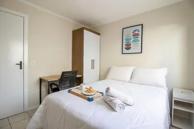 Uma cama ou camas num quarto em DCA51 - Pé na areia, Churrasqueira, 2 Garagens