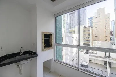 Uma televisão e/ou sistema de entretenimento em WAL51 - Churrasq, Quadra Mar, 3 Dorm, Climatizado