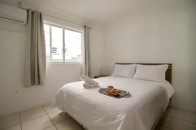 Uma cama ou camas num quarto em WAL51 - Churrasq, Quadra Mar, 3 Dorm, Climatizado