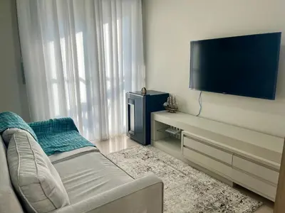 Uma televisão e/ou sistema de entretenimento em Apartamento novo em Palmas, climatizado e próximo à praia!