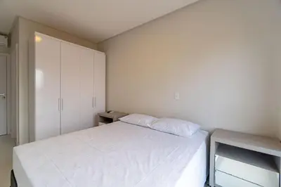 Uma cama ou camas num quarto em Elegante Apartamento no Centro de Bombinhas, 200m da Praia