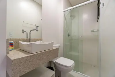 Uma casa de banho em Elegante Apartamento no Centro de Bombinhas, 200m da Praia