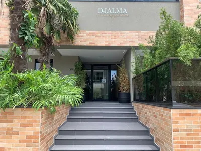 A fachada ou entrada de Elegante Apartamento no Centro de Bombinhas, 200m da Praia