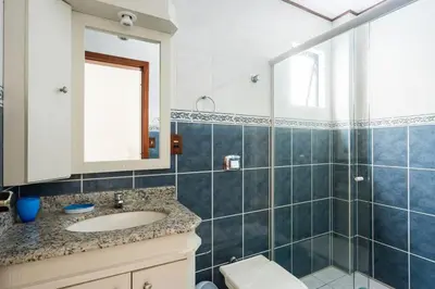 Uma casa de banho em Itapema Beira Mar