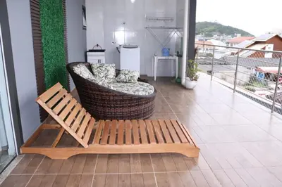 Uma área de estar em Enseada de Zimbros Residencial