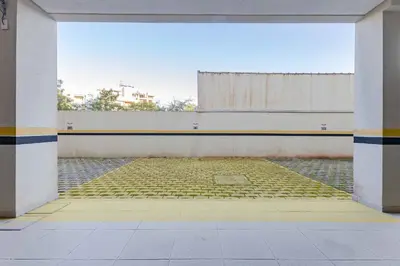 A planta de Confortável Apto para Famílias Pertinho da Praia