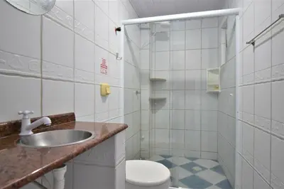 Uma casa de banho em Residencial Melfi 2 Apartamento com Piscina