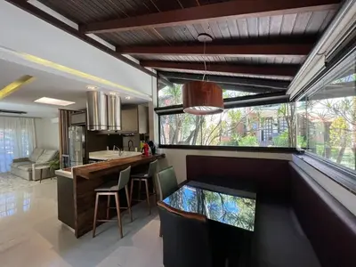 Uma área de estar em Casa pé na areia em praia paradisíaca