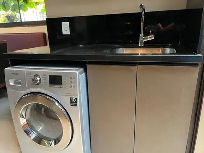 A planta de Casa pé na areia em praia paradisíaca