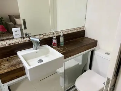 A planta de Casa pé na areia em praia paradisíaca
