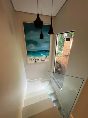 A planta de Casa pé na areia em praia paradisíaca