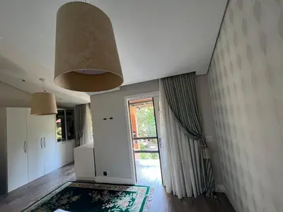 A planta de Casa pé na areia em praia paradisíaca