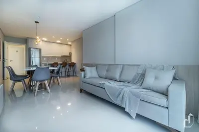 Uma área de estar em Moderno apartamento com 02 dormitórios