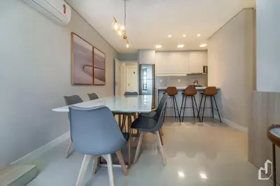 A cozinha ou kitchenette de Moderno apartamento com 02 dormitórios