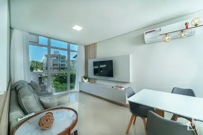 Uma televisão e/ou sistema de entretenimento em Moderno apartamento com 02 dormitórios