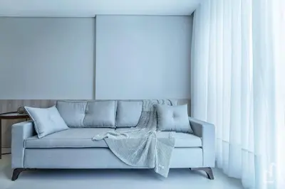 Uma área de estar em Moderno apartamento com 02 dormitórios