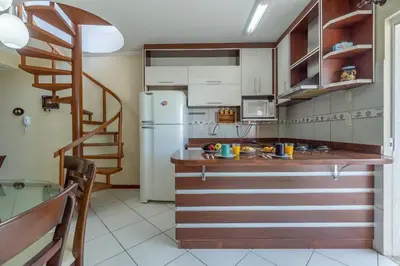 A cozinha ou kitchenette de Espaçosa Cobertura Duplex com Piscina Privativa