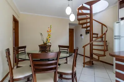 A planta de Espaçosa Cobertura Duplex com Piscina Privativa