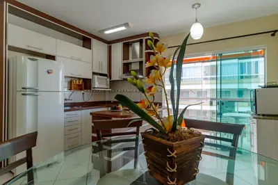 A cozinha ou kitchenette de Espaçosa Cobertura Duplex com Piscina Privativa