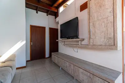 Uma televisão e/ou sistema de entretenimento em Espaçosa Cobertura Duplex com Piscina Privativa