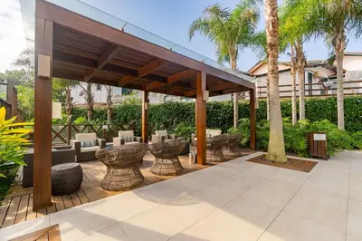 Um jardim no exterior de Varandas do Atlântico - Apartamento em Condomínio Pé na Areia