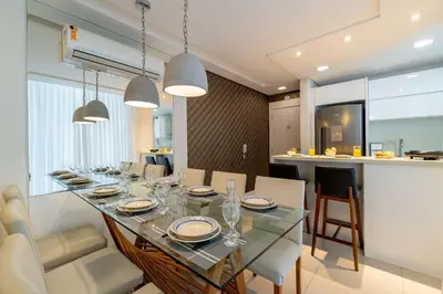 Uma televisão e/ou sistema de entretenimento em Varandas do Atlântico - Apartamento em Condomínio Pé na Areia