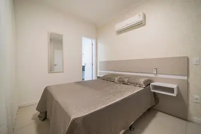Uma cama ou camas num quarto em 298 - Excelente apto a 30m do mar em Bombinhas
