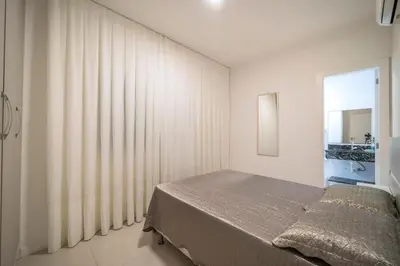 Uma cama ou camas num quarto em 298 - Excelente apto a 30m do mar em Bombinhas