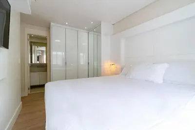 Uma cama ou camas num quarto em Varandas do Atlântico - Apartamento Impecável em Condo Pé na Areia