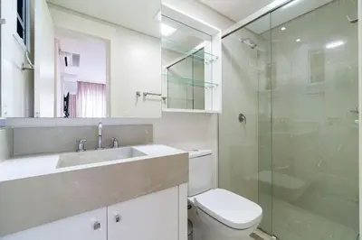 Uma casa de banho em Varandas do Atlântico - Apartamento Impecável em Condo Pé na Areia